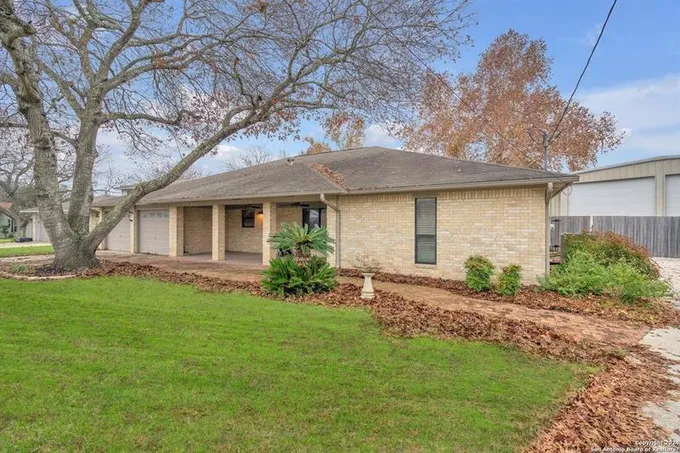1323 Lake Winds Cir, New Braunfels, TX 78130 for Sale