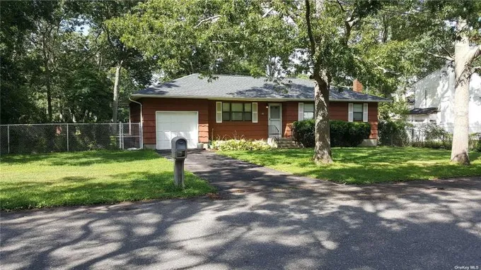 Mastic, Suffolk County, NY House for sale Property ID: 417955298