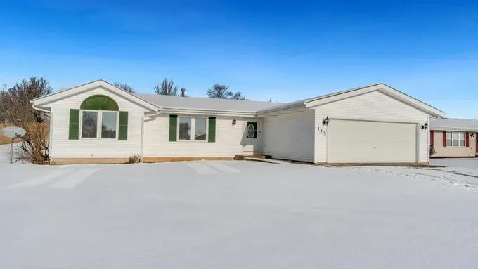 115 SUNNY HILL DR, DAVIS JUNCTION, IL 61020 Single Family Residence For Sale  MLS# 202400133