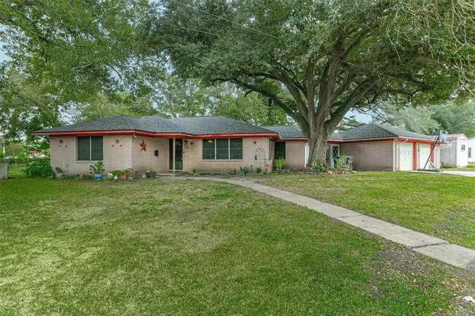 105 S 4th St, Alvin, TX 77511 for Sale