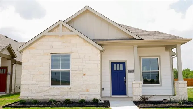 221 Pinnacle Ln, Kyle, TX 78640 for Sale