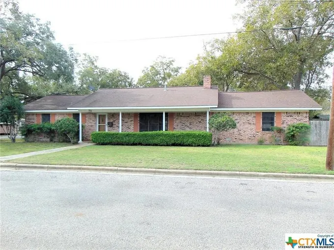 306 N AVENUE G, Shiner, TX 77984 Single Family Residence For Sale  MLS# 525527