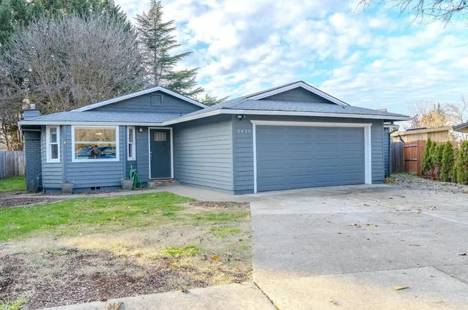 2420 Somerset Cir, Medford, OR 97504 - MLS 220174445 for Sale