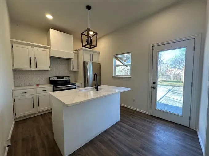 1520 Lee Ave, Fort Worth, TX 76164  MLS# 20497169 for Sale