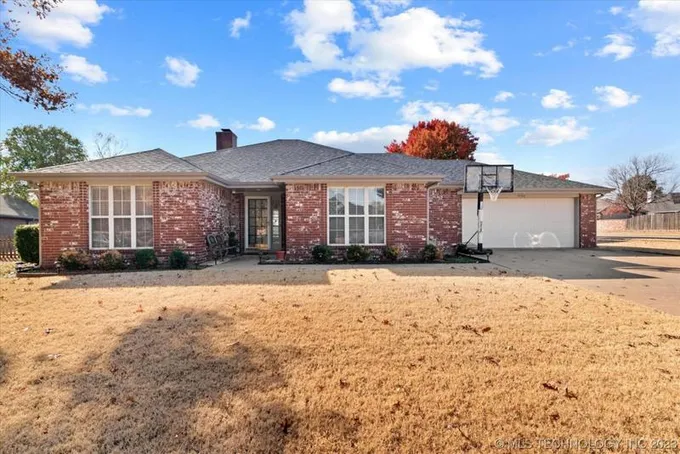 5706 PARKHILL PL, Bartlesville, OK 74006 Single Family Residence For Sale  MLS# 2340823