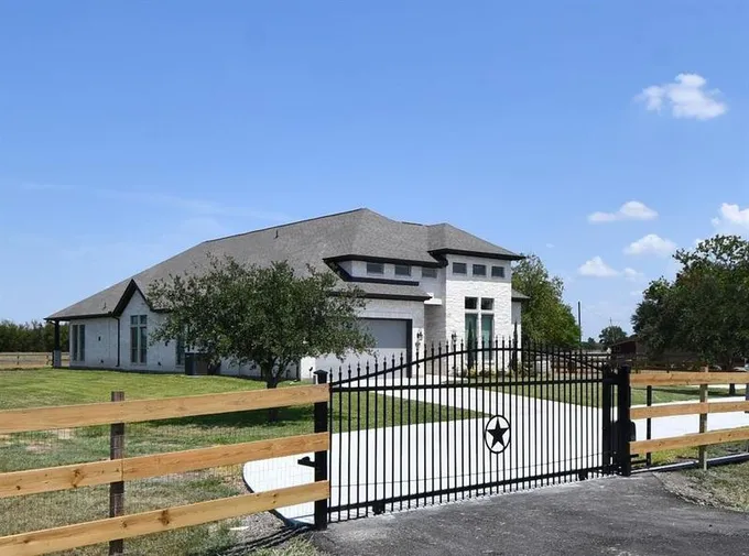 6331 Kamas Ln, Needville, TX 77461 for Sale