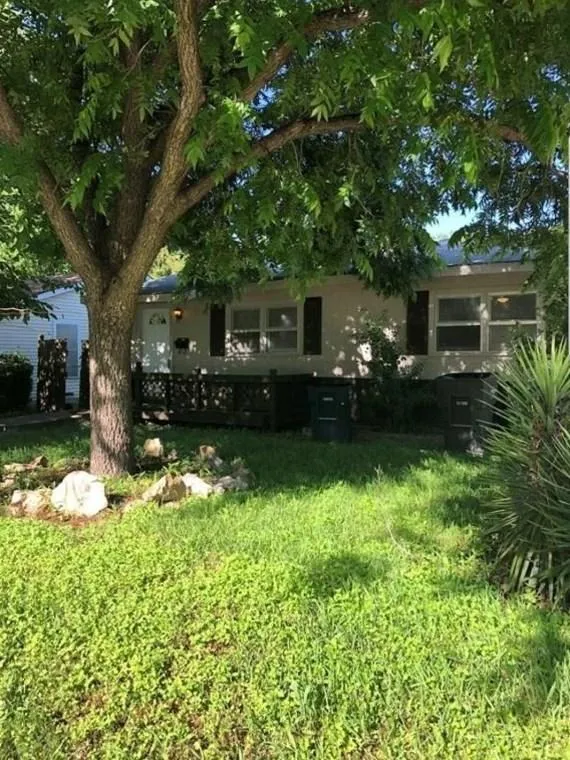 2717 Townsend Dr, Fort Worth, TX 76110 - MLS 20411012 for Sale