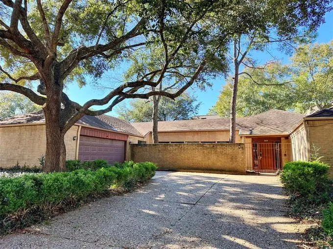 318 Commodore Way, Houston, TX 77079 for Sale