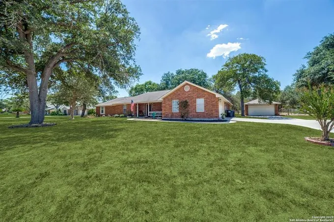 1265 Hillside Oaks Dr, La Vernia, TX 78121 for Sale