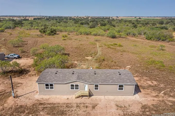 277 Cr 306, Floresville, TX 78114 for Rent