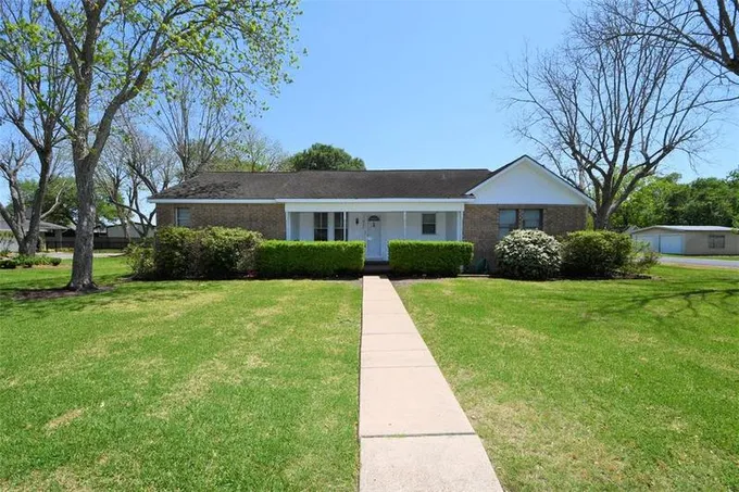 511 2nd St, Louise, TX 77455 for Sale