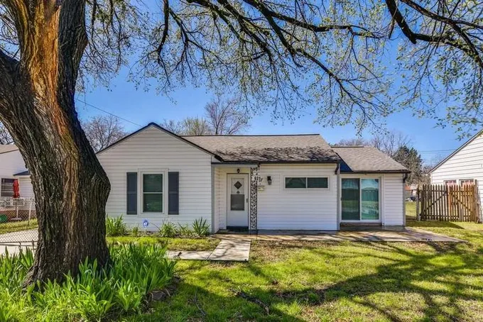 621 11th St, Grand Prairie, TX 75051 for Sale