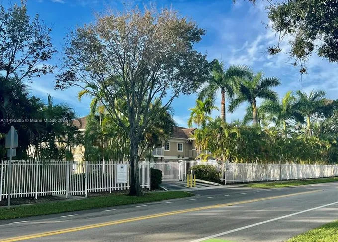4802 WASHINGTON ST # 4, Hollywood, FL 33021 Condominium For Sale  MLS# A11495805