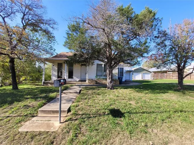 1009 A St, Floresville, TX 78114 for Sale