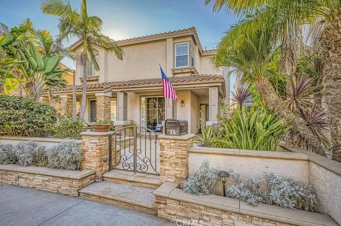 615 Lake St, Huntington Beach, CA 92648 - MLS OC23209598 for Sale