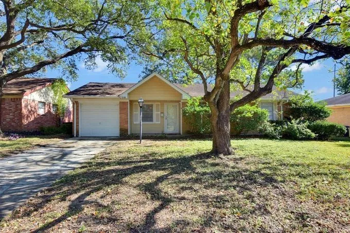 738 Brookview St, Houston, TX 77530 for Sale