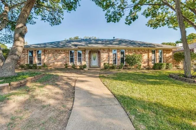935 Hunters Creek Drive, De Soto, TX 75115  607765693 for Sale