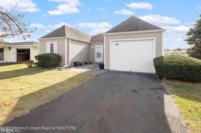10 Lowell Ct, Brick, NJ 08724 - MLS 22332442 for Sale