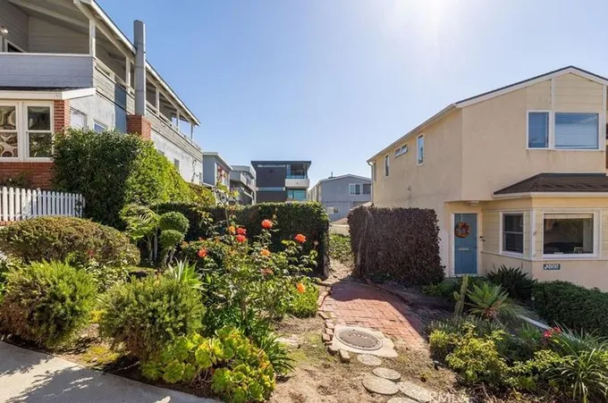 204 18th St, Manhattan Beach, CA 90266 - MLS SB23181454 for Sale