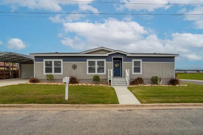 1501 N Hackberry St, Shiner, TX 77984 for Sale