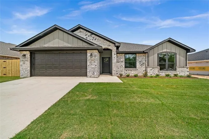 16109 Crossing Cir, Lindale, TX 75771 for Sale