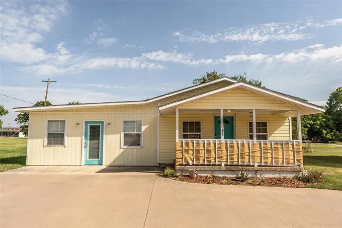 207 W Walnut St, NOCONA, TX 76255 for Sale