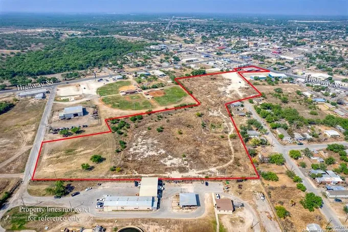 505 N 1st St, Carrizo Springs, TX 78834 for Sale