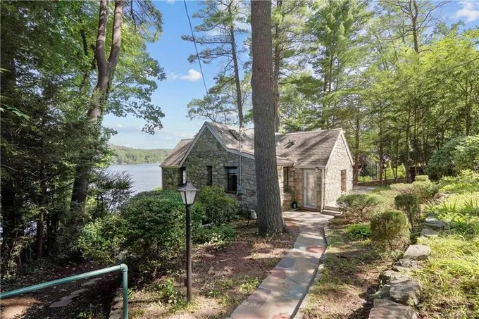 193 LAKE DR, Lake Peekskill, NY 10537 Single Family Residence For Sale  MLS# H6277213