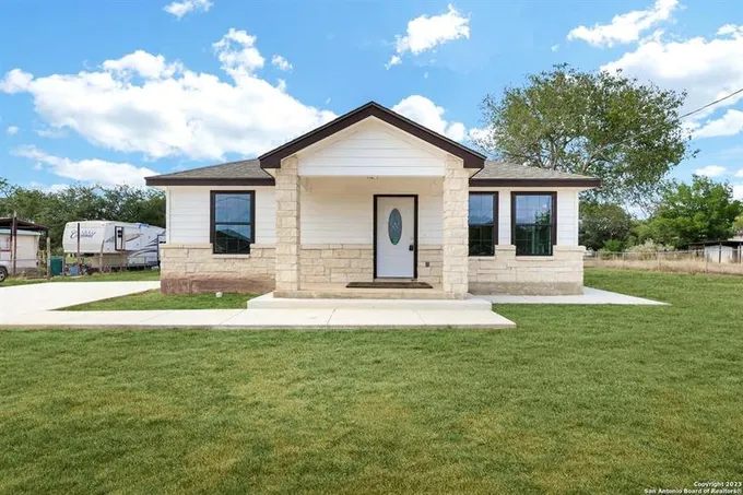 805 Fir St. Jourdanton, TX 78026 for Sale
