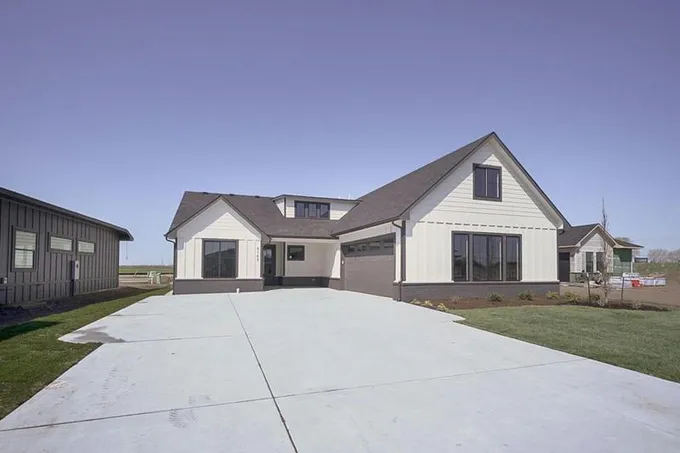 8368 WATERWAY CT, Maize, KS 67101 Single Family Residence For Sale  MLS# 625855