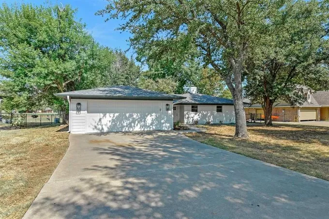 114 Kiowa Dr W, Lake Kiowa, TX 76240 for Sale