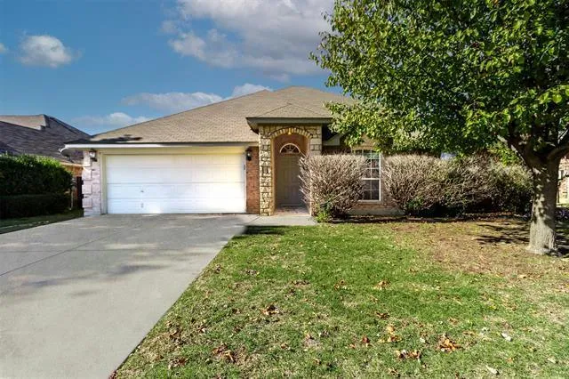 425 WILLOW VISTA DR, Saginaw, TX 76179 Single Family Residence For Sale  MLS# 20482564