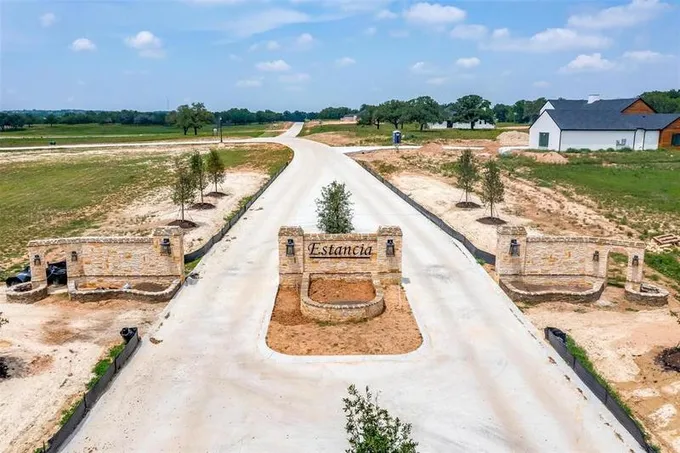 1031 Estancia Blvd, Weatherford, TX 76088 for Sale