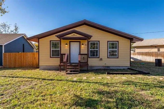 353 Spring Valley Circle, Azle, TX 76020  611269078 for Sale
