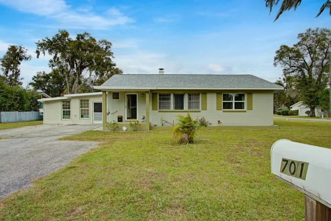 701 W PENNSYLVANIA AVE, DELAND, FL 32720 Single Family Residence For Sale  MLS# V4933705