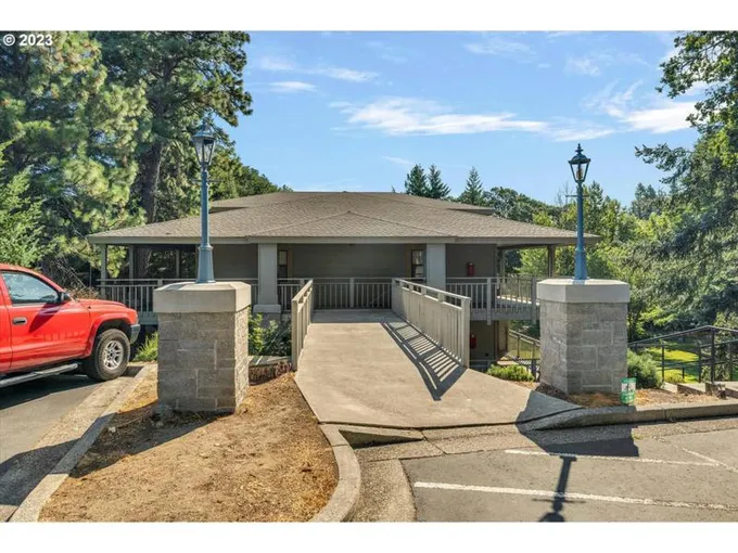 105 COUNTRY CLUB RD UNIT 11, Hood River, OR 97031 Condominium For Sale  MLS# 23349269 for Rent