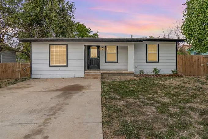 107 Lake Dr, Garland, TX 75040 for Sale