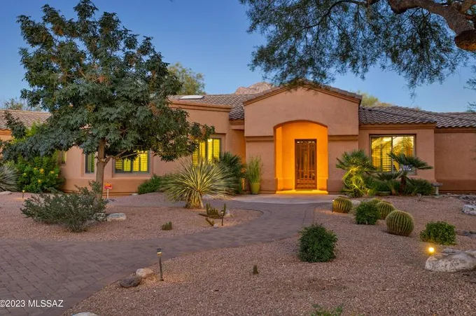 1223 W Saddlehorn Dr, Oro Valley, AZ 85704 - MLS 22400237 for Sale
