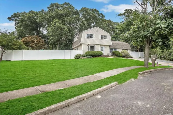 Lake Grove, Suffolk County, NY House for sale Property ID: 417100418