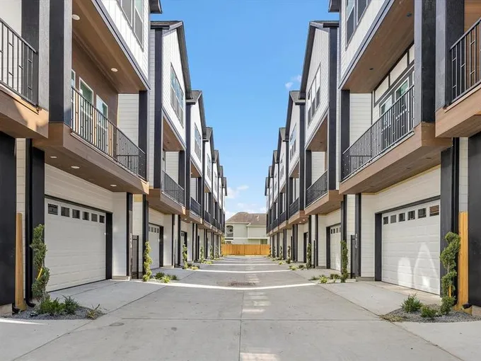857 Fisher D, Houston, TX 77018 for Sale