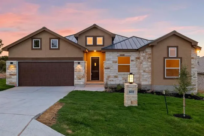 602 N Long Shot, Horseshoe Bay, TX 78657 for Sale