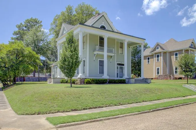 1005 Pecan St, Texarkana, TX 71854 for Sale