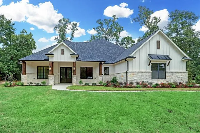 233 Sundog Rd, HUNTSVILLE, TX 77340 for Sale