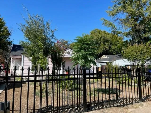 4015 Walker St, Dallas, TX 75211 for Sale