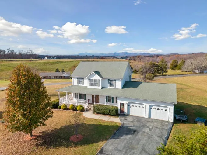 1064 SAVANNA HILLS DR, Moneta, VA 24121 Single Family Residence For Sale  MLS# 903574