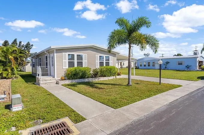 102 Sunset Cir, North Fort Myers, FL 33903 - MLS C7482982 for Sale