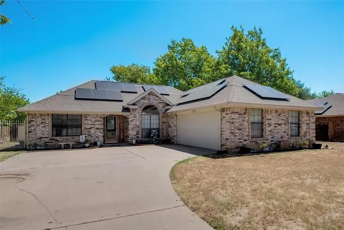 404 Honeysuckle Dr, Cleburne, TX 76033 for Sale