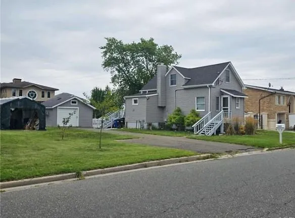 2685 Ocean Ave - Seaford, NY 11783 - Home For Rent