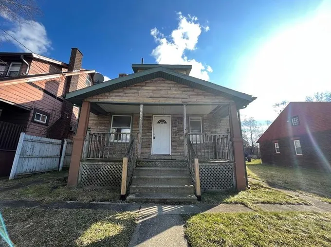 1015 Washington St, Farrell, PA 16121 - MLS 1595185 for Sale