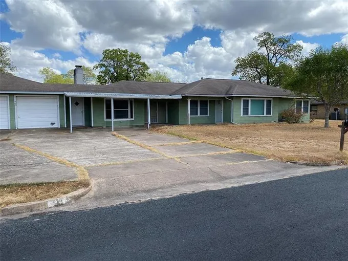 984 N Monroe St, La Grange, TX 78945 for Sale